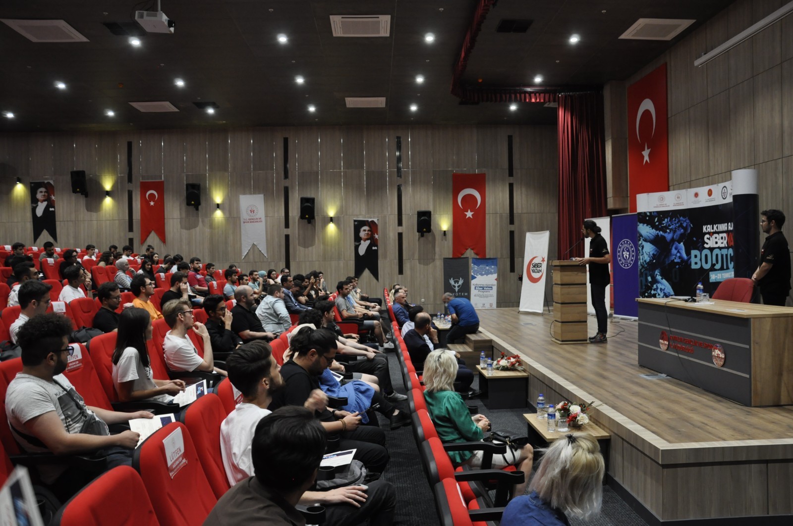 Siber Vatan Bootcamp Etkinliğinin Sertifikalarını Bakan Varank Takdim Etti görseli